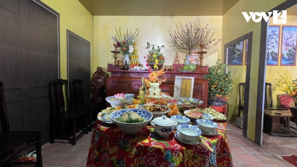 Các triển lãm ảnh, tư liệu về Tết xưa; biểu diễn nghệ thuật: Ca trù, đờn ca tài tử, đêm nhạc trẻ “Tết đong đầy”; các hoạt động trải nghiệm văn hóa, phong tục ngày Tết truyền thống: Trình diễn mâm cỗ ngày Tết, gói bánh chưng, giã giò, bày mâm ngũ quả, gọt hoa thủy tiên, hái lộc đầu năm, xin chữ, viết câu đối… cùng nhiều trò chơi dân gian truyền thống như: Nặn tò he, vẽ tranh, đập niêu, ném còn, bắt vịt… thu hút nhiều người tham gia.
