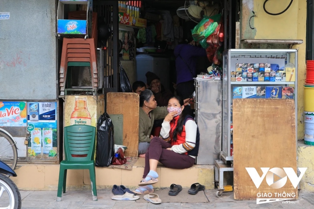 Mở quán trong nhà, với những quán trà đá kiểu như vậy, thường khách là hàng xóm, người quen thân. Chỉ một quán trà đá xinh xinh, nhưng lại có thể nuôi sống cả một gia đình ở trung tâm thành phố. Có một điều thú vị, trên phố có khá nhiều gia đình nhà mặt phố không kinh doanh mặt hàng gì hoành tráng, mà chỉ mở một quán trà đá trước cửa nhà.