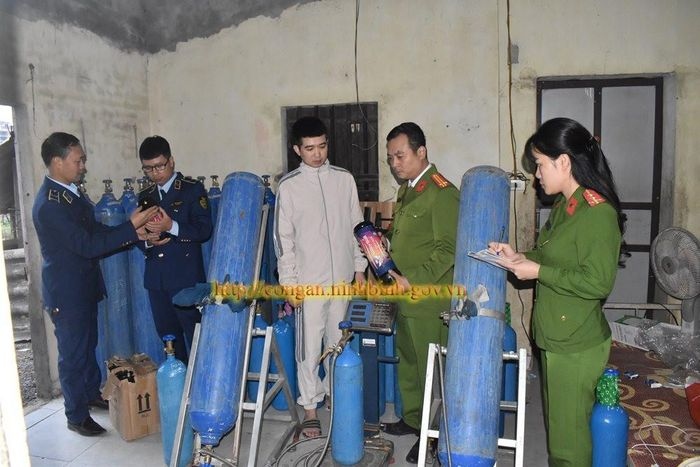 Lực lượng chức năng tiến hành kiểm tra tại địa điểm tập kết hàng hóa