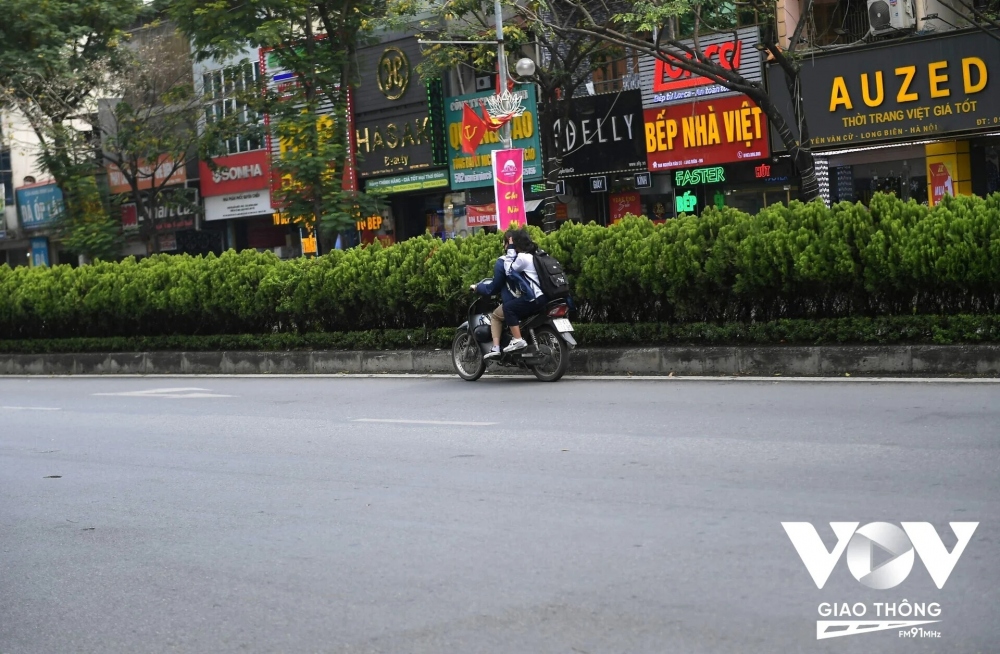 Trường hợp 2 nữ sinh sau khi bị lực lượng CSGT ra hiệu lệnh dừng xe đã quay đầu bỏ chạy, đi vào đường 1 chiều hàng trăm mét để lấn tránh sự kiểm tra. Theo lực lượng CSGT, các hành vi cực kỳ nguy hiểm cho chính các em học sinh và phương tiện khác. Trong trường hợp này, lực lượng CSGT sẽ tiến hành xác minh hình ảnh, điều tra thông tin từ BKS để có hình thức xử phạt thích đáng.