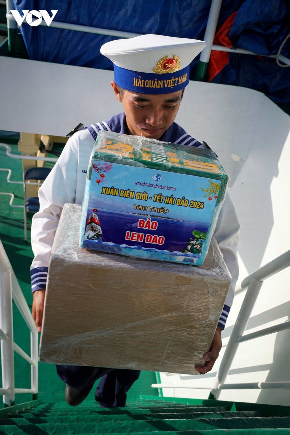 With Tet gifts transported from the mainland, Truong Sa islanders feel as if they always receive material and spiritual support from their compatriots on the mainland, says Colonel Le Dinh Hai, deputy commander of Brigade 146, and chairman of the People’s Committee of Truong Sa island district, Khanh Hoa province.
