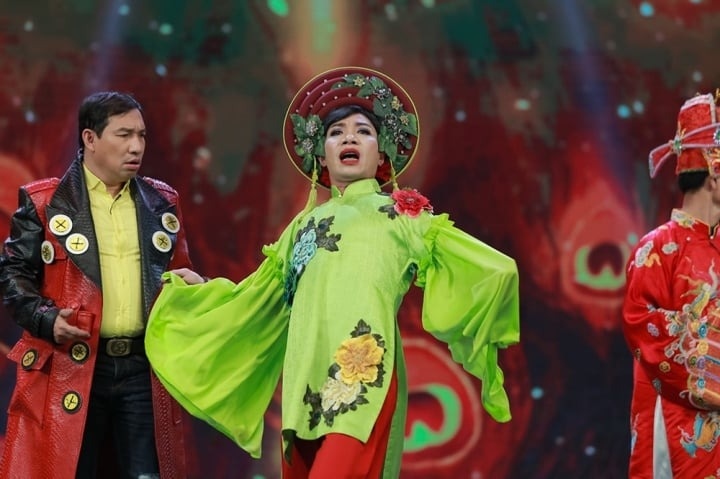 Đến "Táo quân" năm 2018, trang phục của Bắc Đẩu được đầu tư "khủng" với áo dài cách tân màu xanh lá.