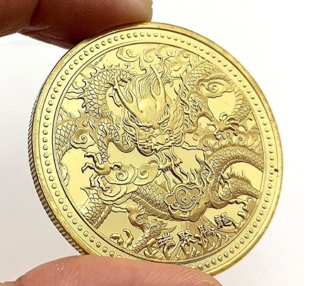 Tiền xu hình con rồng mạ vàng phong thủy. (Ảnh: Dichvudoitien)