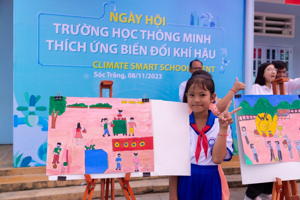 Thông qua các hoạt động vừa học vừa chơi, các học sinh tại trường tiểu học Long Phú C học được các kiến thức về môi trường, vệ sinh và biến đổi khí hậu