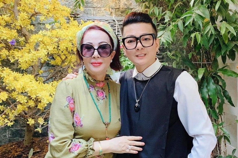 Năm 2013, ca sĩ Vũ Hà lần đầu công khai cuộc hôn nhân với bà xã Huyền Vân. Thời điểm đó, anh và vợ đã có hơn 20 năm bên nhau. Bạn đời của Vũ Hà sinh năm 1961, là người gốc Huế, từng hoạt động nghệ thuật với vai trò ca sĩ của đoàn Tiên Sa ở Quảng Nam (Đà Nẵng). Tính đến nay, ca sĩ Vũ Hà và bà xã Huyền Vân đã có hơn 30 năm bên nhau. Cả 2 được nhiều người ngưỡng mộ bởi cuộc sống viên mãn, hạnh phúc. Dù không có con với nhau, nhưng cặp đôi vẫn gắn kết, mặn nồng. Mỗi lần nhắc đến vợ, ánh mắt Vũ Hà luôn ánh lên niềm hạnh phúc. (Theo: Vietnamnet) 