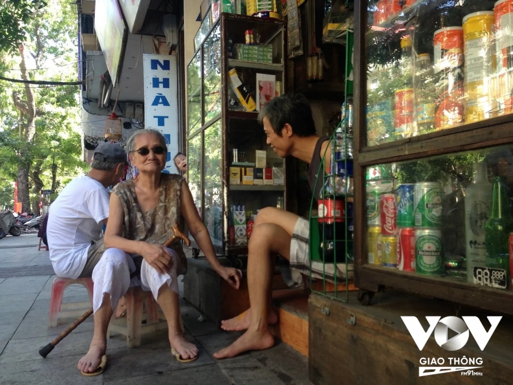 Nơi gặp gỡ, giao lưu hàng xóm láng giềng - Những quán trà như vậy, thường được gọi là quán trà “triệu đô”, bởi thực tế với một cơ ngơi như vậy, ở giữa phố cổ, chẳng cần phải là dân kinh doanh địa ốc cũng thấy những chủ quán kia đang sở hữu cả một gia tài khổng lồ.