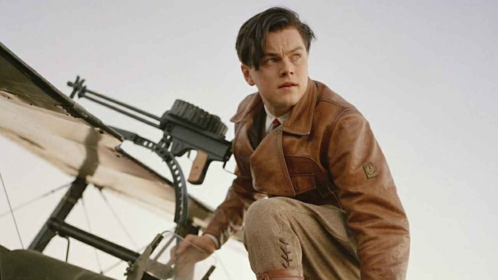 Trong The Aviator (2004), DiCaprio thủ vai Howard Hughes, một phi công đồng thời là một đạo diễn có tính cách kỳ quặc và đời sống tinh thần bất ổn. Diễn xuất của nam diễn viên trong phim đã giúp anh được đề cử Oscar ở hạng mục Nam diễn viên chính xuất sắc nhất nhưng Jamie Foxx sau đó đã giành được giải thưởng đáng mơ ước này. 