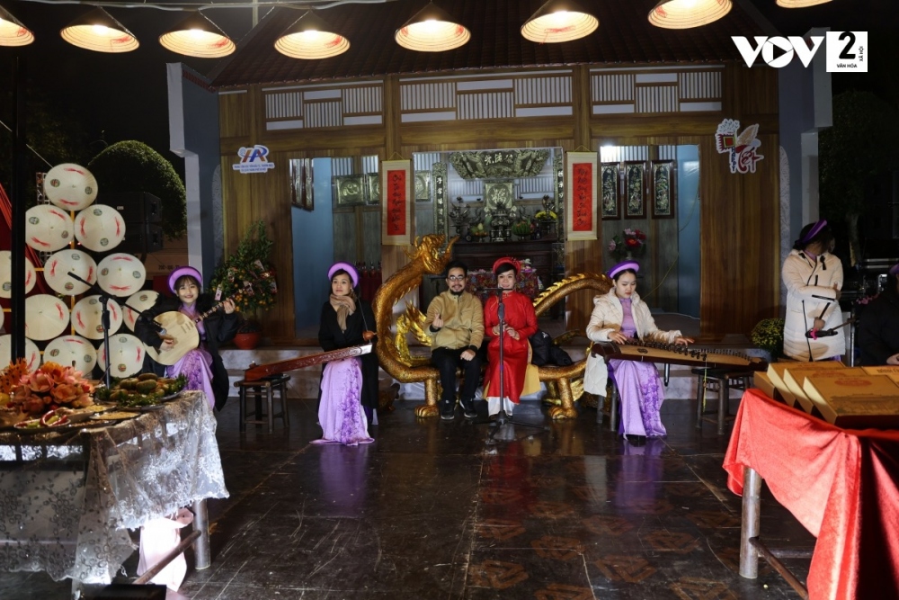 Khu gian hàng quảng bá đặc sản ngày Tết được thiết kế mô phỏng nhà “phố Phái”, chợ Đồng Xuân.