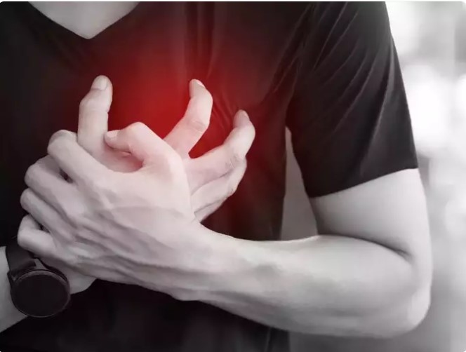 Những điều cần loại bỏ khỏi chế độ ăn kiêng? Xơ vữa động mạch là tình trạng các động mạch trở nên dày lên và cản trở dòng máu đến tim, cuối cùng dẫn đến các bệnh về tim và đau tim. Theo chuyên gia, cách đầu tiên và quan trọng nhất để đảo ngược tình trạng là loại bỏ một số loại thực phẩm có nhiều chất béo và có thể làm tăng mức cholesterol LDL như dầu, trái cây khô và các loại hạt.