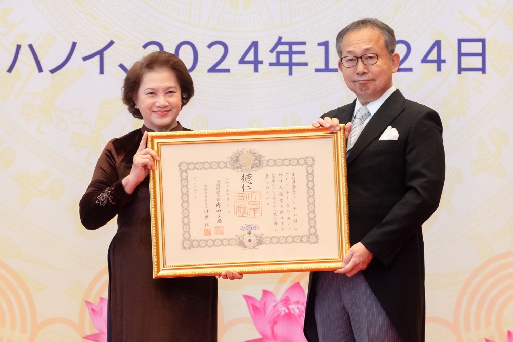 Đại sứ Đặc mệnh toàn quyền Nhật Bản tại Việt Nam Yamada Takio trao Huân chương Mặt trời mọc hạng nhất Đại Thập tự cho nguyên Chủ tịch Quốc hội Nguyễn Thị Kim Ngân.