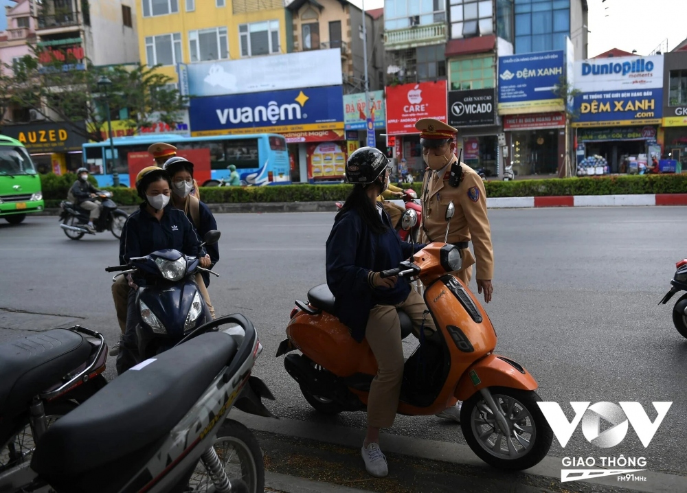 Một số trường hợp học sinh điều khiển xe dưới 50 phân khối cũng được lược lượng chức năng kiểm tra hành chính sau đó nhắc nhở để thực hiện đúng các quy tắc về ATGT.