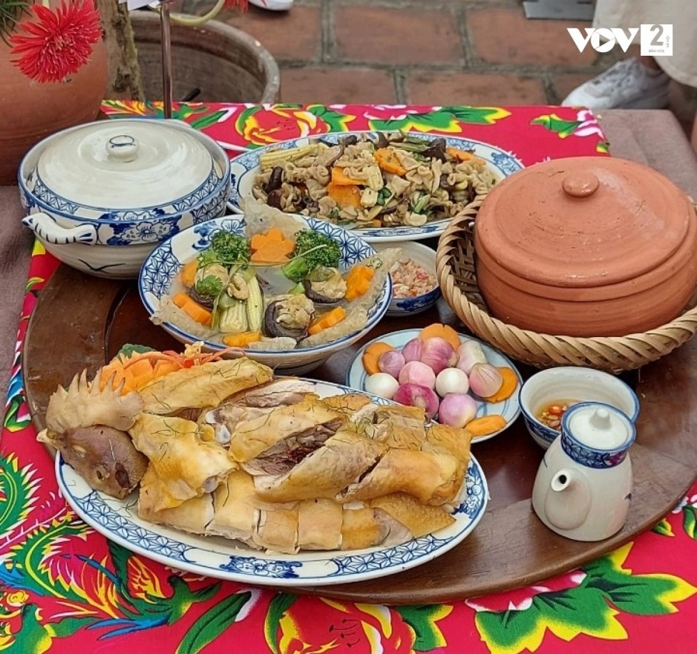 Approximately 30,000 domestic and foreign visitors flock to Duong Lam Ancient Village on January 20-21 to discover the ins and outs of the traditional values of the Vietnamese Tet.