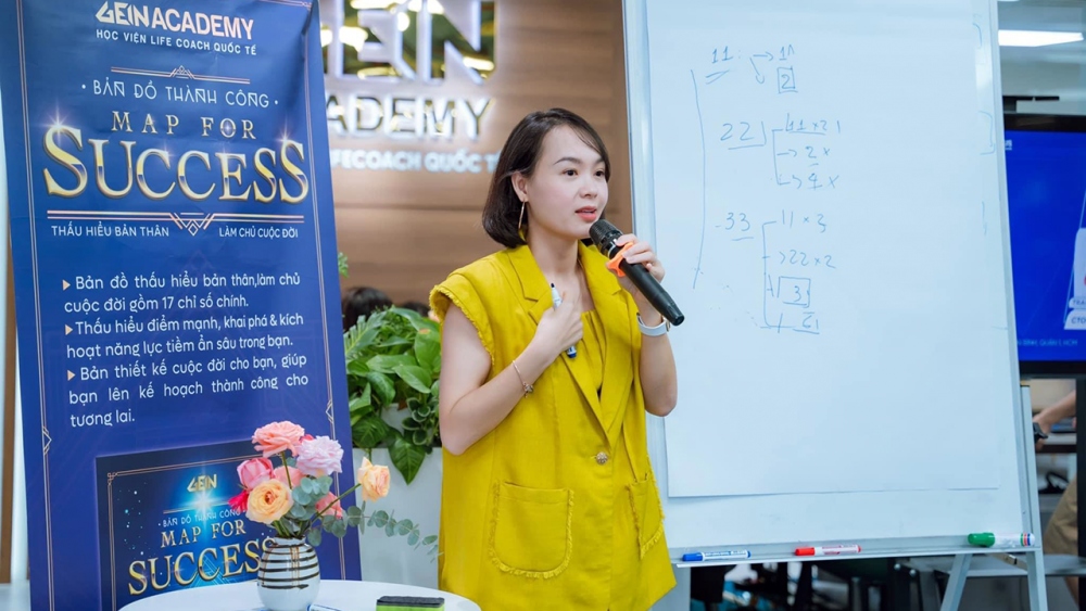 Chị Quyên chia sẻ cùng đội nhóm về những giá trị của người phụ nữ