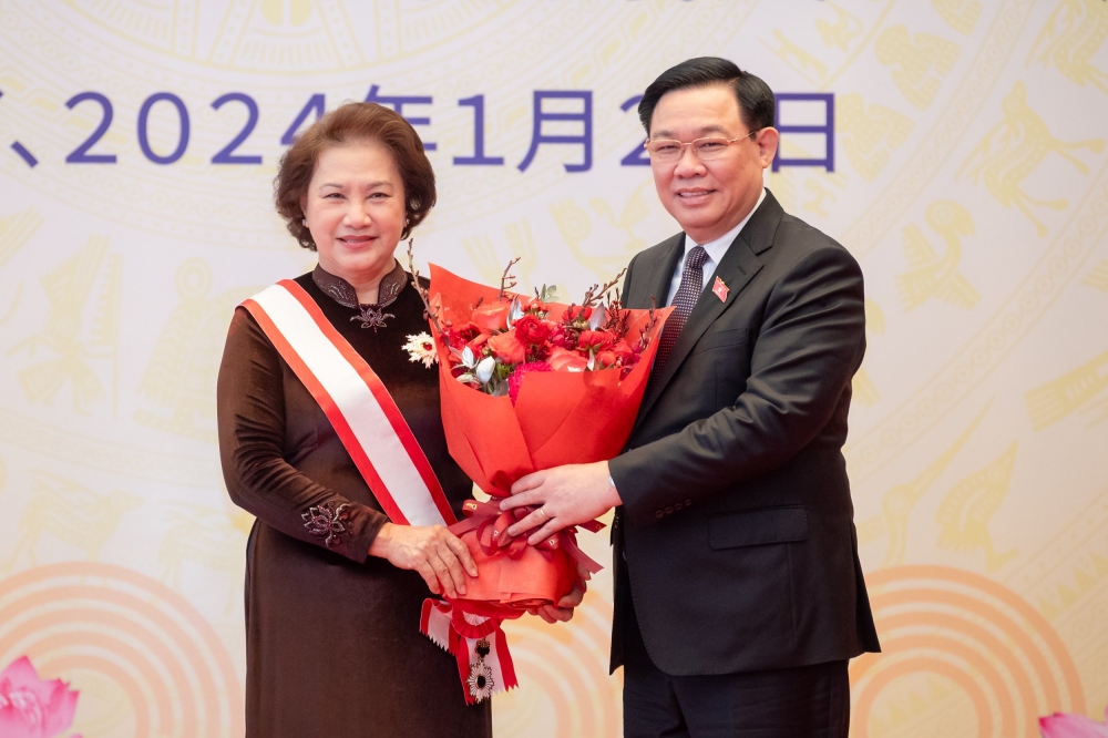 Chủ tịch Quốc hội Vương Đình Huệ chúc mừng nguyên Chủ tịch Quốc hội Nguyễn Thị Kim Ngân