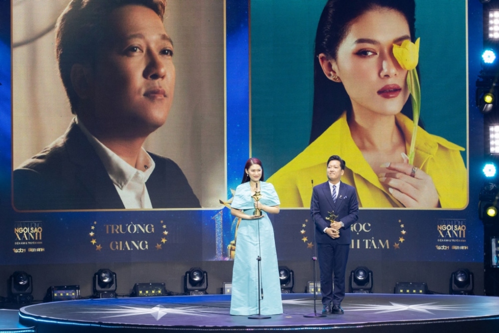 Tối 10/1, Trường Giang được trao Nam diễn viên xuất sắc hạng mục web drama do hội đồng chuyên môn chọn, vượt qua nghệ sĩ Thành Lộc, ca sĩ Ngô Kiến Huy thuộc top 3 đề cử. Trường Giang nói vui khi được đứng chung đề cử với nghệ sĩ Thành Lộc ở giải Ngôi Sao Xanh 2023 nhưng thấy bản thân chưa xứng đáng "Đứng chung bảng đề cử với anh Thành Lộc và đoạt giải là sự xấu hổ của Trường Giang về sự học hành nghệ thuật". Với anh, giải thưởng mang ý nghĩa về sự yêu thương mà mọi người dành cho. Trong nghề, Trường Giang nói luôn dành sự tôn trọng cho đàn anh. Diễn viên cho rằng bản thân còn phải phấn đấu, trau dồi, học hỏi bậc tiền bối, xem đây là "món nợ ân tình và sẽ trả đến hết đời" bằng sự cống hiến trong công việc. (Nguồn: VnExpress)