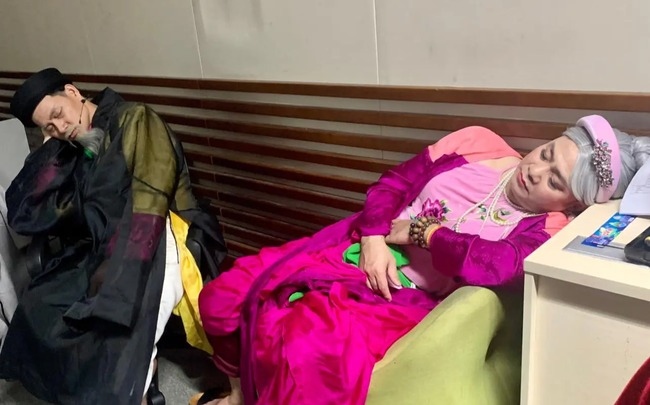 Mới đây, trên trang cá nhân, NSND Tự Long đăng tải hình ảnh anh cùng NSND Xuân Bắc tại hậu trường ghi hình chương trình 12 con giáp. Trong bức hình, cả hai cùng tranh thủ chợp mắt trên ghế, sau thời gian làm việc bận rộn. Nghệ sĩ Tự Long viết: "Năm nay, tôi và Xuân Bắc không có bức hình nào chụp chung, may mà có hình ảnh này. Chương trình 12 con giáp năm nay rất hay và ý nghĩa, trong đó nêu bật giá trị của tinh thần Việt. Bản sắc và tinh hoa của dân tộc sẽ mãi được gìn giữ và trường tồn cho dù cuộc sống có nhiều thay đổi". (Theo: Dân Việt)