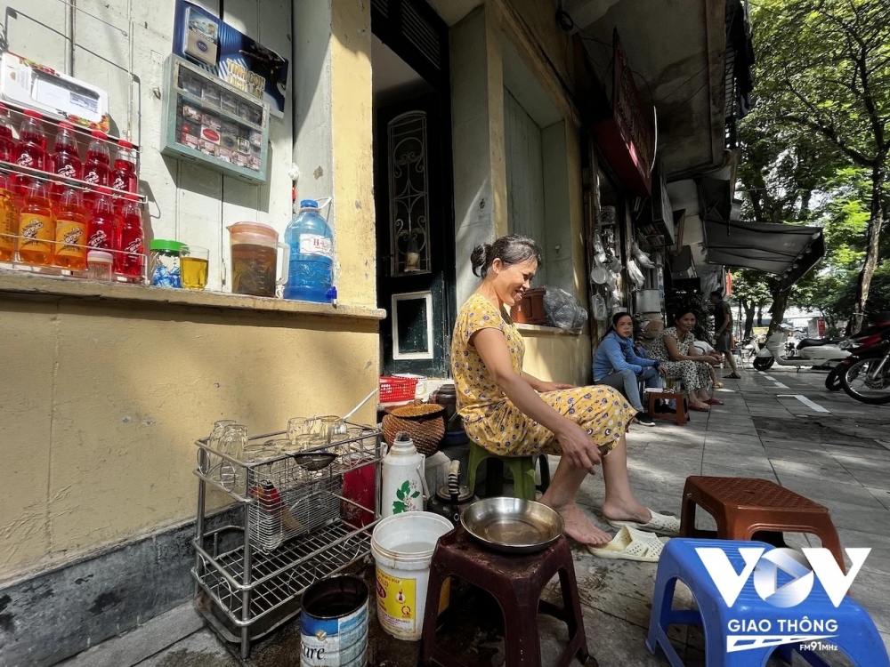 Có lẽ, nhiều người nghĩ, với cơ ngơi ngay mặt phố lớn, nếu bán đi cũng đủ cho những thành viên trong gia đình có một cuộc sống sung túc, nhưng có lẽ, hơn cả về vấn đề kinh tế, cuộc sống qua nhiều thế hệ của những gia đình trên phố như thế, rất khó để họ từ bỏ