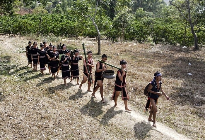 Âm thanh rộn rã của tiếng cồng chiêng vang lên, già làng cùng đội cồng chiêng, múa xoang đi quanh cây nêu vui mừng lễ hội