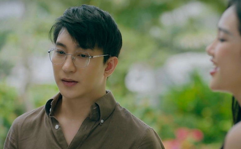 Sau khi vụ ngoại tình của Tùng bại lộ, khán giả "Chúng ta của 8 năm sau" bức xúc vào tận trang cá nhân của diễn viên Bê Trần trách móc. Sự tương tác của khán giả cũng như các diễn viên cho thấy sức nóng của bộ phim "Chúng ta của 8 năm sau" nhờ những tình huống kịch tính đang thu hút người xem. (Theo: Vietnamnet)