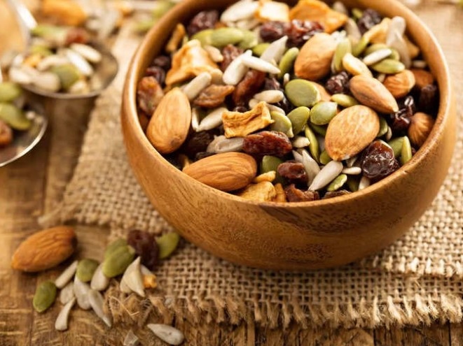 Các loại hạt: Các loại hạt như quả óc chó, hạt lanh và hạt chia rất giàu axit béo omega-3 và có đặc tính chống viêm. Bạn hãy bổ sung những thứ này trong chế độ ăn uống sẽ giúp giảm đau khớp và cải thiện chức năng chung của khớp. Ngoài ra, các loại hạt cung cấp các chất dinh dưỡng thiết yếu như magiê, rất quan trọng cho sức khỏe của xương.