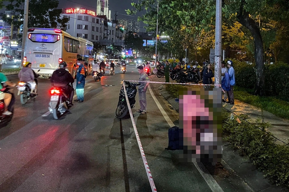 Công an TP Thủ Đức phong tỏa hiện trường điều tra nguyên nhân vụ người phụ nữ gục chết trên xe máy
(Ảnh: Lam Giang)