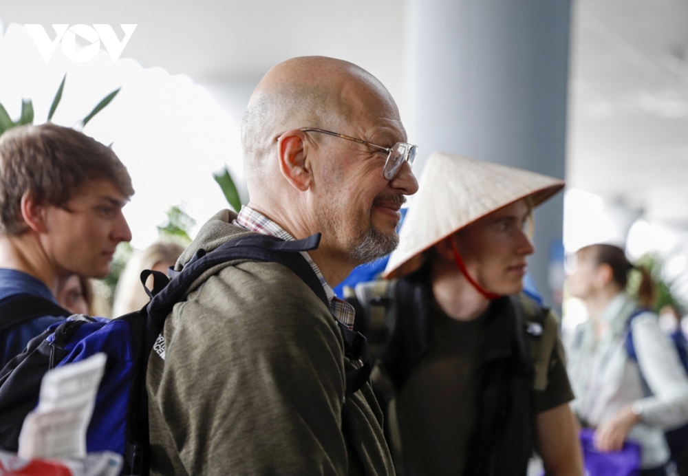 Revenue from tourism is estimated to reach VND6,606 billion, fulfilling the 2023 target. The top 10 tourist markets coming to Hue this year include are Taiwan (China), Thailand, America, Malaysia, France, UK, Australia, Germany, Spain, and and the Republic of Korea. In 2024, the tourism industry of Thua Thien Hue province strives to welcome about 3.5 - 4 million visitors, of which domestic tourists account for about 60-70% with total revenue from tourism grossing between VND 7,000 billion and VND8,000 billion.