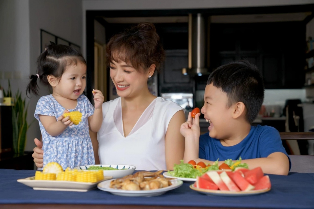 Trái ngược với sự nghiệp thăng hoa, Lê Bê La lại có đời tư nhiều chông gai, thử thách. Nữ diễn viên từng kết hôn với đạo diễn Thanh Hải vào năm 2013, có một con trai. Tuy nhiên, cuộc hôn nhân của cô chỉ kéo dài khoảng 3 năm thì đổ vỡ trong âm thầm. Đến cuối năm 2021, diễn viên Lê Bê La bất ngờ tiết lộ vừa chào đón con gái nhỏ với chồng mới. Khi đó, người hâm mộ mới biết thông tin cô đã ly hôn với đạo diễn Thanh Hải và kết hôn lần hai vào năm 2019. Lê Bê La cho biết, chồng hiện tại của cô không hoạt động trong môi trường nghệ thuật. Nữ diễn viên nhận xét ông xã là người thấu hiểu và có trách nhiệm với gia đình. Cô không muốn tiết lộ gương mặt và danh tính của ông xã vì muốn bảo vệ sự riêng tư cho gia đình. (Nguồn: Dân trí)