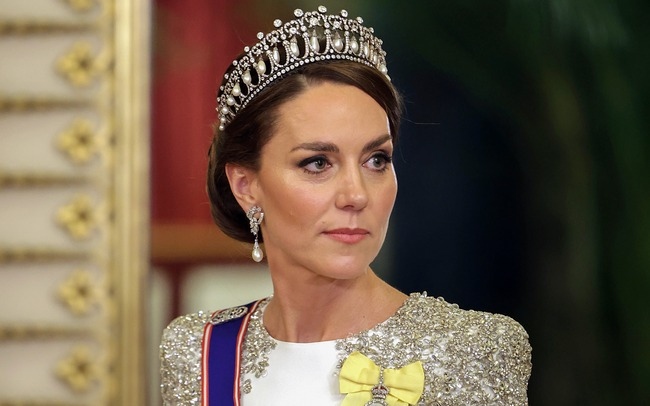 Cung điện Anh Kensington thông báo Công nương Kate Middleton đã phải nhập viện để thực hiện một cuộc phẫu thuật liên quan tới vùng bụng. Mặc dù ca phẫu thuật đã thành công nhưng Công nương vẫn phải tiếp tục ở lại bệnh viện để nghỉ ngơi và hồi phục. (Theo: VTV News)