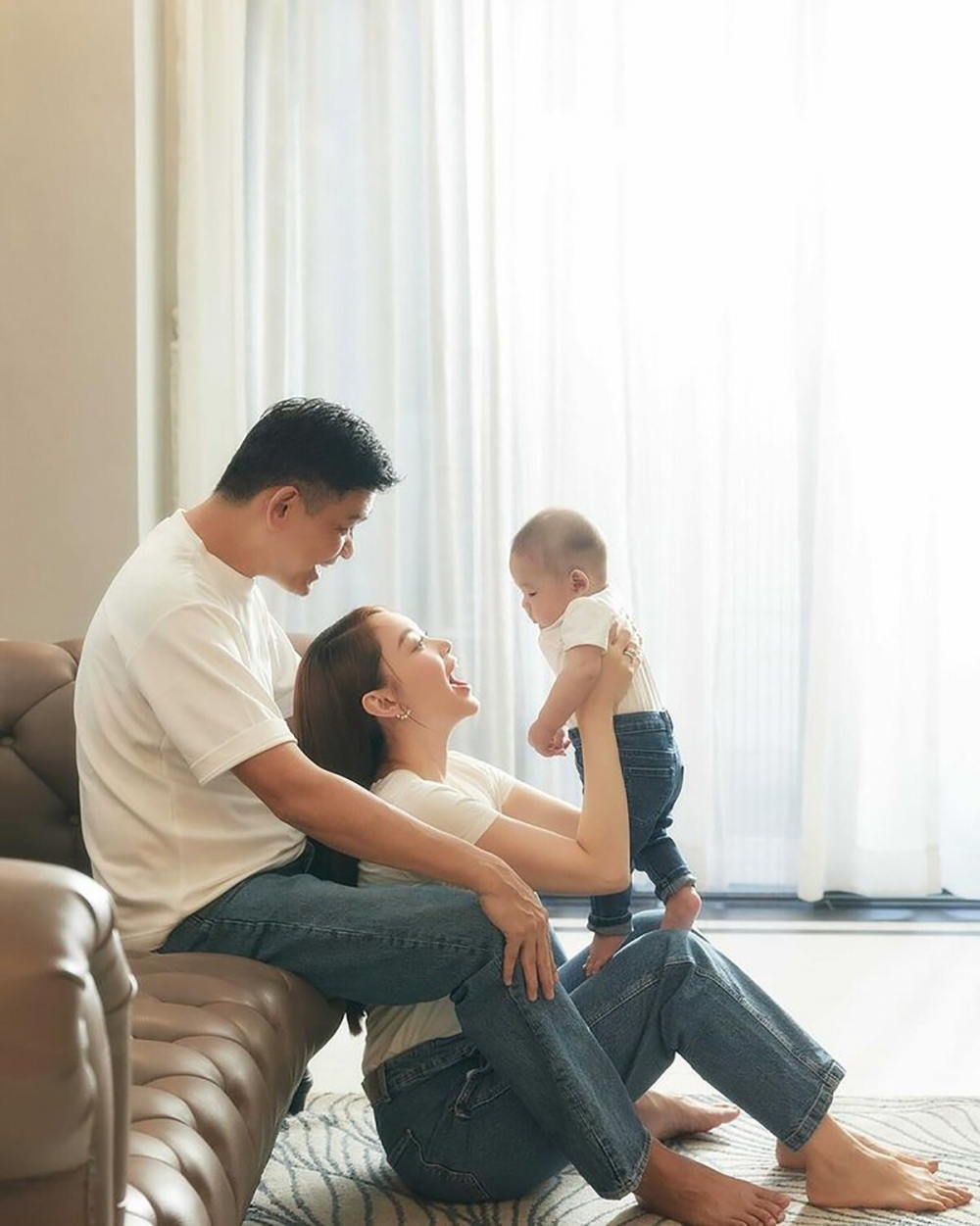 Minh Hằng lần đầu tiên chia sẻ hình ảnh chụp chung cùng ông xã và quý tử. Trong khoảnh khắc đặc biệt này, cả ba thành viên của gia đình nữ ca sĩ đều mặc áo phông trắng, mặc quần jeans và lộ rõ biểu cảm hạnh phúc. Cô chú thích: "My everything. Mừng em bé tròn 5 tháng tuổi". (Theo: VTC News)