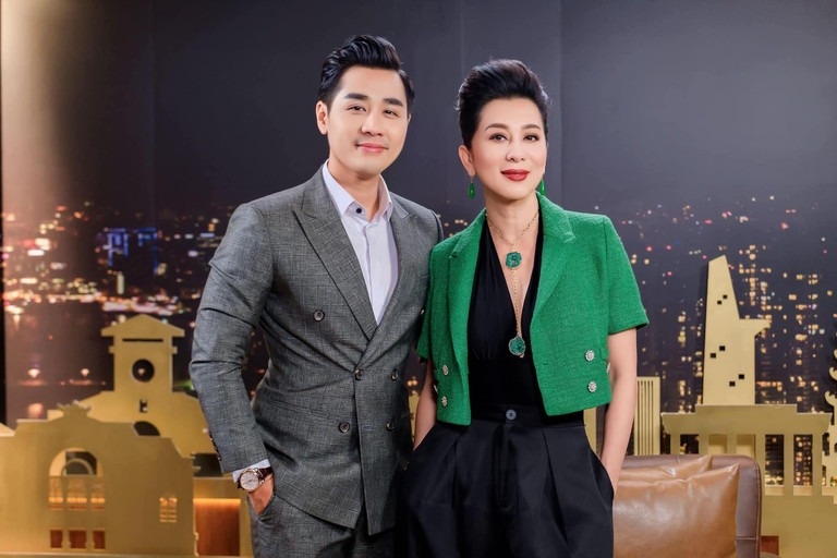 MC Nguyễn Cao Kỳ Duyên chia sẻ đang làm 3 công việc: doanh nhân, MC và diễn viên. Trong đó, diễn xuất là bước ngoặt mới trong sự nghiệp, nhiều khó khăn và thử thách. Từng là đam mê thời son rỗi, chị hạnh phúc khi có thể trở lại màn ảnh ở tuổi U60. (Theo: Vietnamnet)