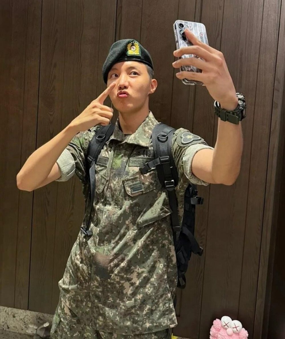 J-Hope là thành viên thứ hai của BTS nhập ngũ. Nam thần tượng nhập ngũ vào ngày 18/4/2023 và sẽ trở lại sau 18 tháng phục vụ vào ngày 17/10/2024.