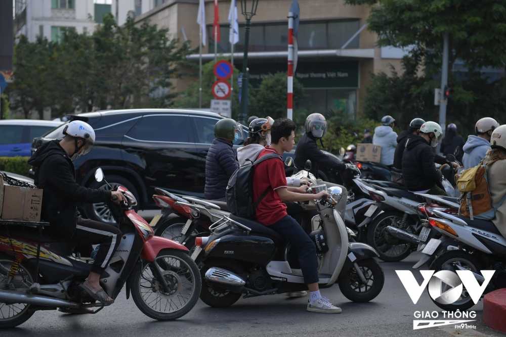 Không khó để bắt gặp các trường hợp học sinh không đội mũ khi tham gia giao thông. Chỉ tính riêng trong năm 2023 đã xảy ra khoảng 900 vụ tai nạn giao thông liên quan đến học sinh (độ tuổi từ 6-18 tuổi), làm 490 người thiệt mạng, bị thương 827 người, để lại hậu quả thương tâm cho nhiều gia đình và xã hội.