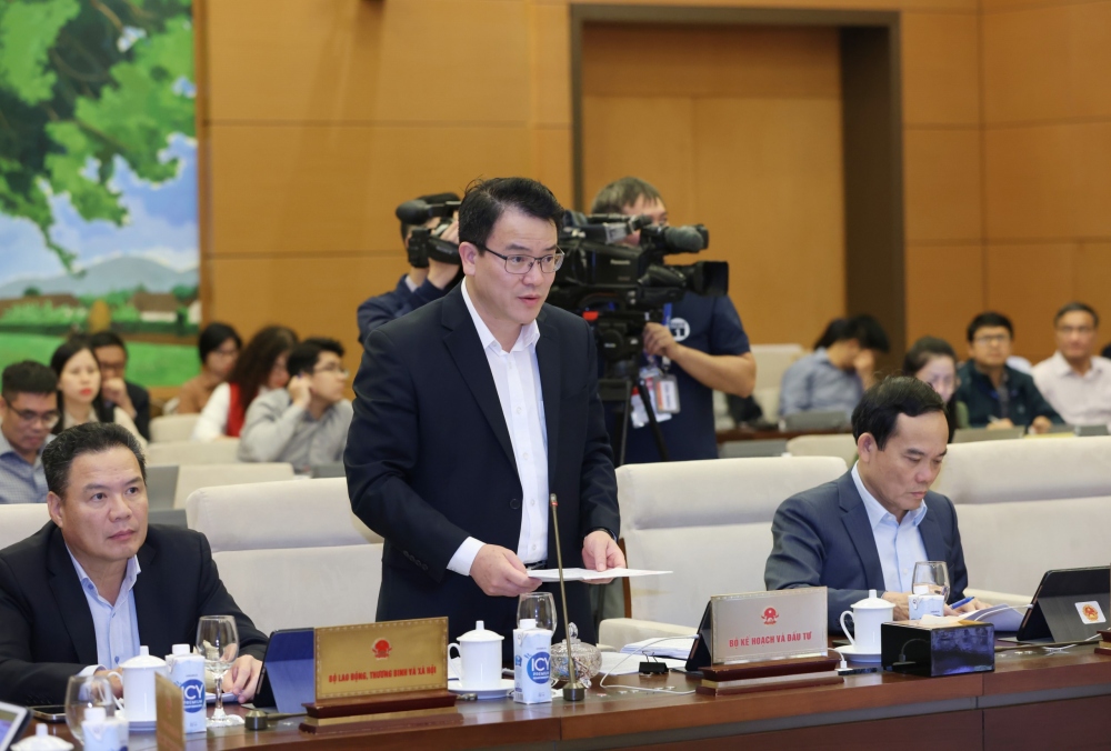 Thứ trưởng KH-ĐT Trần Quốc Phương thay mặt Chính phủ trình bày tờ trình