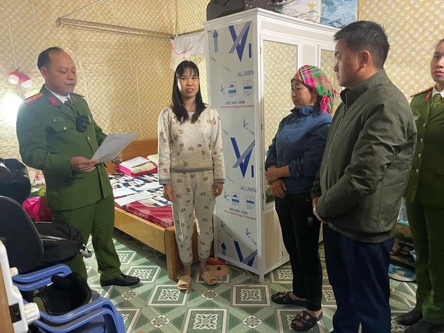 Công an khám xét nơi ở của bà Hà Thị Nhàn (thứ 2 từ trái qua)