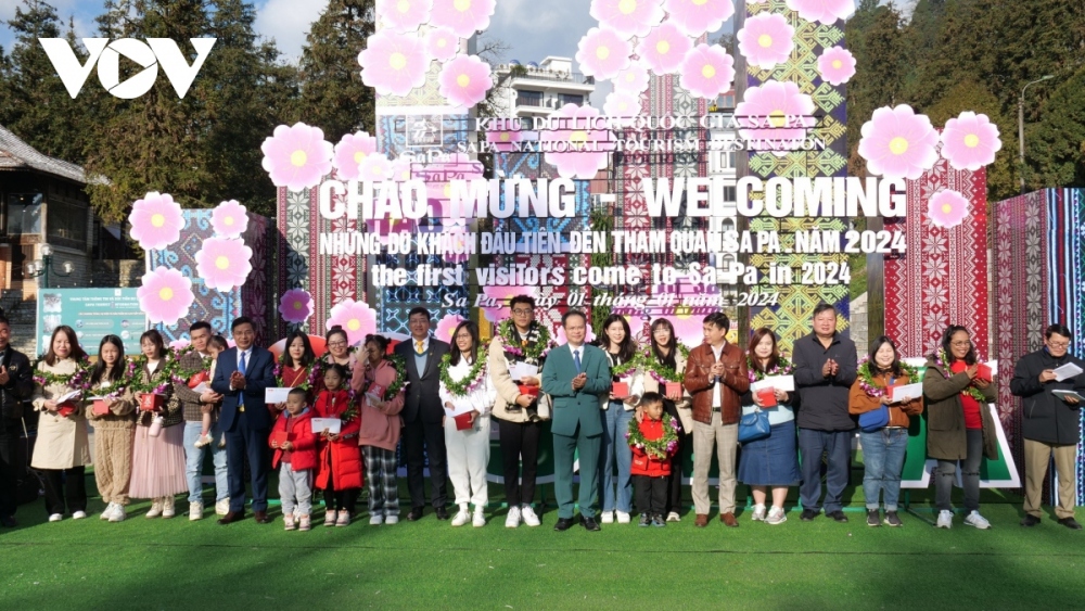 On the morning of January 1, Sa Pa National Tourist Area in the northern province of Lao Cai welcome a group of nearly 100 tourists from many countries from the UK, USA, Japan, China, the Republic of Korea, and Malaysia.