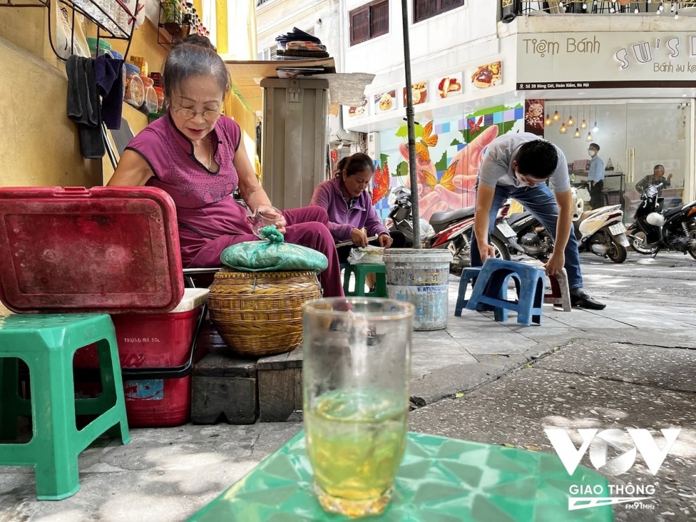 Hà Nội, có rất nhiều quán trà đá vỉa hè...