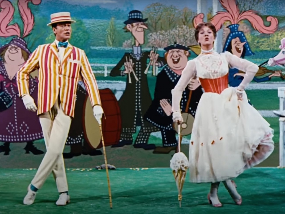 Mặc dù "Mary Poppins" dựa trên tiểu thuyết năm 1934 của PL Travers nhưng Walt Disney không sở hữu bản quyền đối với các hình minh họa của hãng. Theo Bảo tàng Gia đình Walt Disney , nhà thiết kế trang phục và bối cảnh Tony Walton đã phải cẩn thận không bắt chước phong cách của trang phục trong sách để tránh bị buộc tội sao chép.
Để giải quyết vấn đề này, bộ phim được đặt vào những năm 1910 (được biết đến với phong cách thời Edward) thay vì những năm 1930 (được biết đến với phong cách hiện đại).