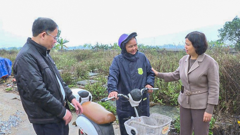 Chủ tịch UBND tỉnh Bắc Ninh Nguyễn Hương Giang kiểm tra việc di chuyển mộ trên đường Vành đai 4