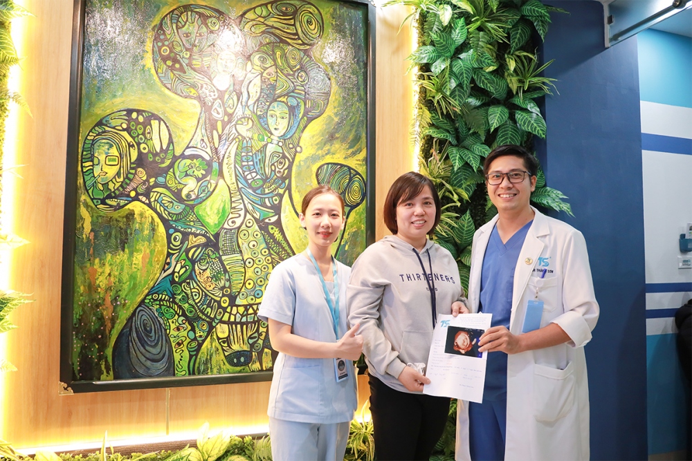 Khách hàng đón tin vui tại phòng khám Dr Thành Sơn
