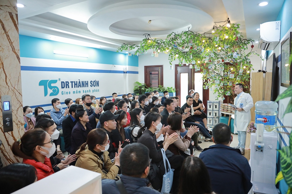 Phòng khám hoạt động hết công suất, kín các ghế ngồi