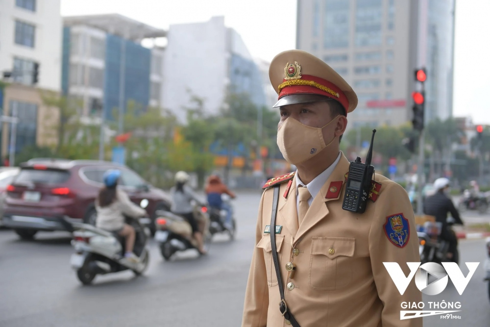 Theo lực lượng CSGT, đối với các trường hợp học sinh vi phạm luật ATGT, cơ quan chức năng sẽ tiến hành xử lý nghiêm đồng thời báo về nhà trường có hình thức xử lý. Trong đó sẽ phạt cảnh cáo đối với trường hợp trẻ từ 14-16 tuổi, phạt 1/2 lỗi với trẻ từ 16-18 tuổi, bên cạnh đó phạt bổ sung đối với trường hợp chủ phương tiện có hành vi giao phương tiện cho trẻ điều khiển. Trong thời gian tới, Công an TP. Hà Nội sẽ thường xuyên tiến hành kiểm tra, xử lý nghiêm những vi phạm của các em học sinh, sinh viên; đồng thời phối hợp với ngành giáo dục thông báo về nhà trường nơi các em đang học tập để có hình thức giáo dục, xử lý phù hợp.