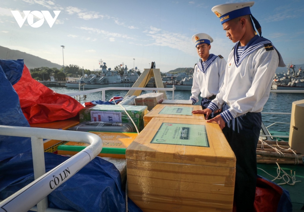 But they are all meaningful gifts for officers, soldiers and people on the Truong Sa archipelago during the coming festival.