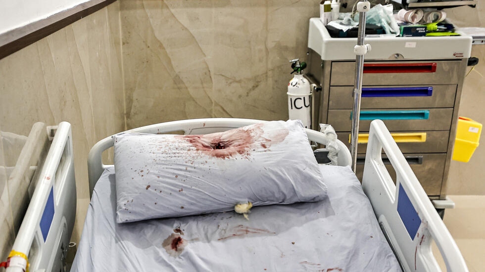 Vết đạn trên chiếc gối tại hiện trường (Ảnh: Reuters)