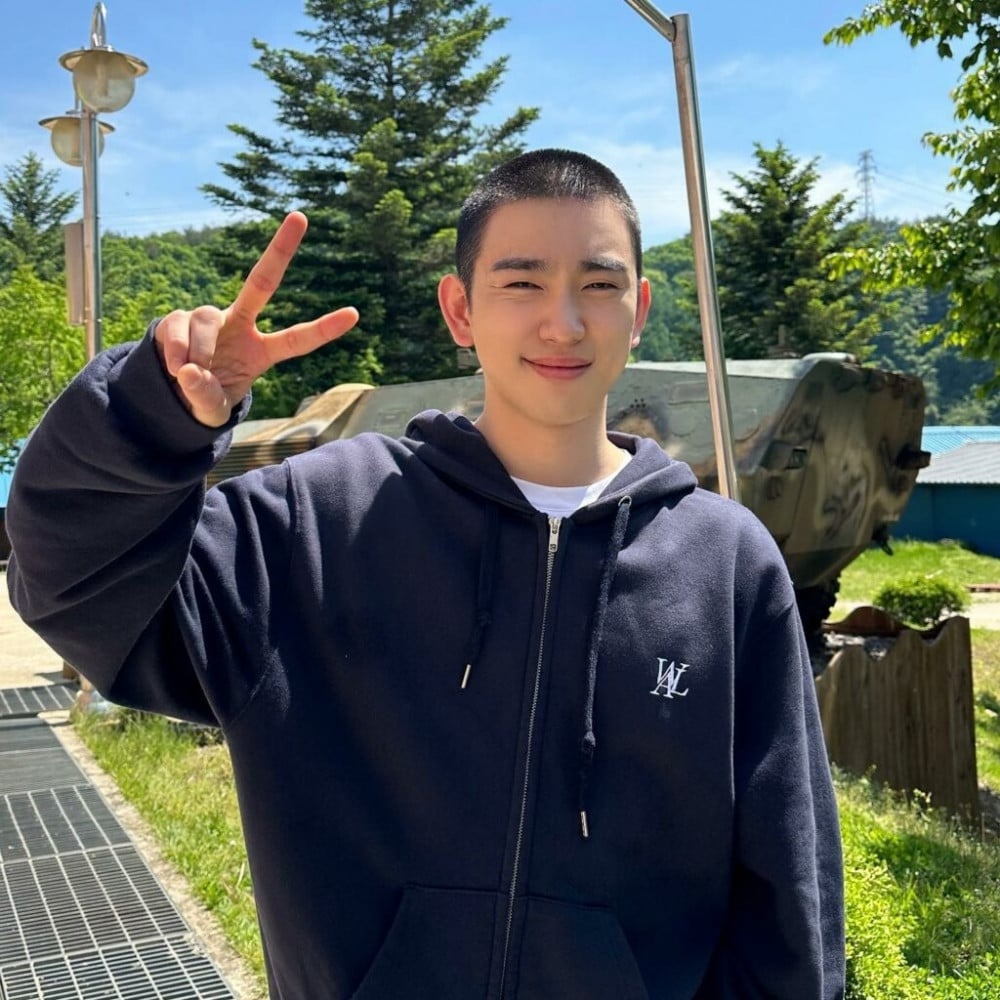 Chỉ vài ngày sau Jay B, Jinyoung của GOT7 cũng sẽ quay trở lại. Anh nhập ngũ vào ngày 8/5/2023 và sẽ xuất ngũ vào ngày 4/11/2024.