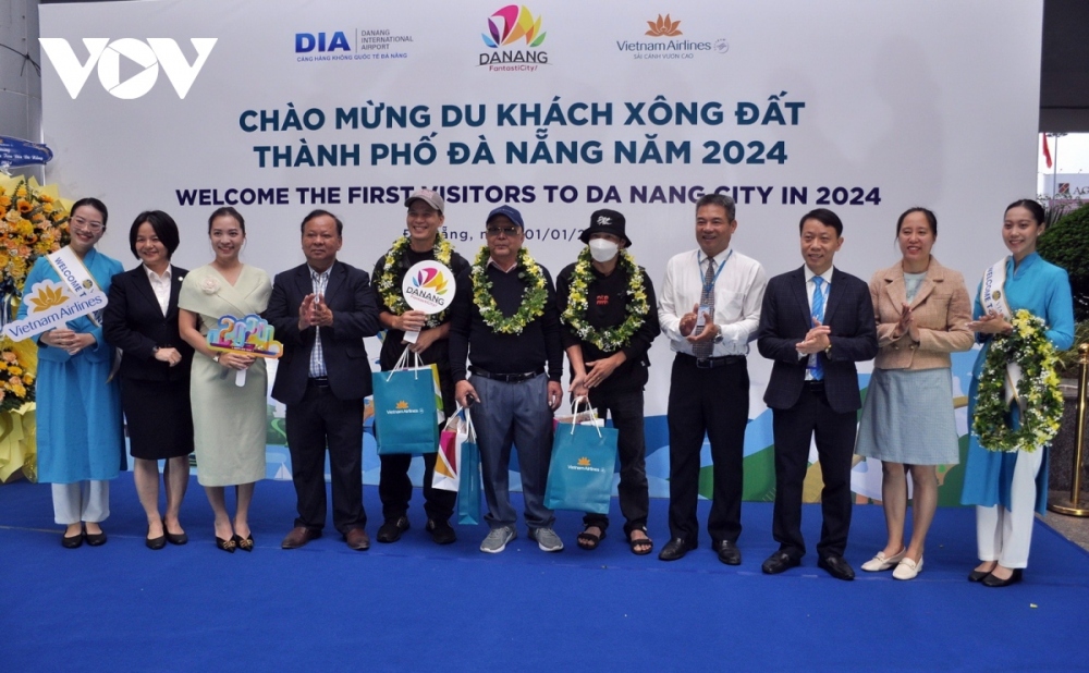 First tourists are welcomed at Da Nang international airport
