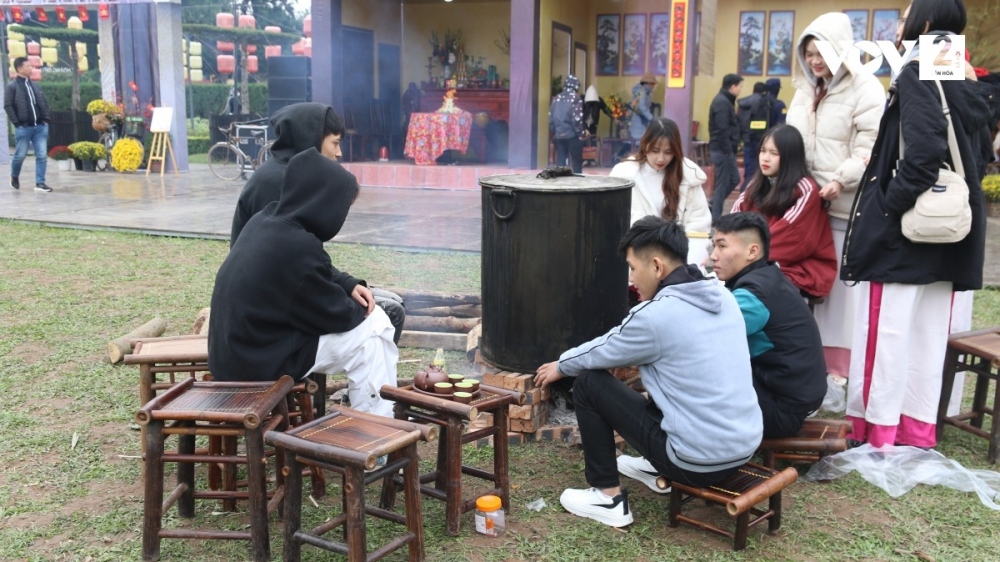 “Không gian nhà Hà Nội xưa" được phục dựng từ ngôi nhà di sản 87 Mã Mây. Tại đây, người dân cũng như du khách được tìm hiểu cách một gia đình người Hà Nội xưa chuẩn bị mâm cơm cúng Tết, cùng người thân quây quần gói bánh chưng trong hương thơm của nước mùi già nồng vị, ấm lòng.
