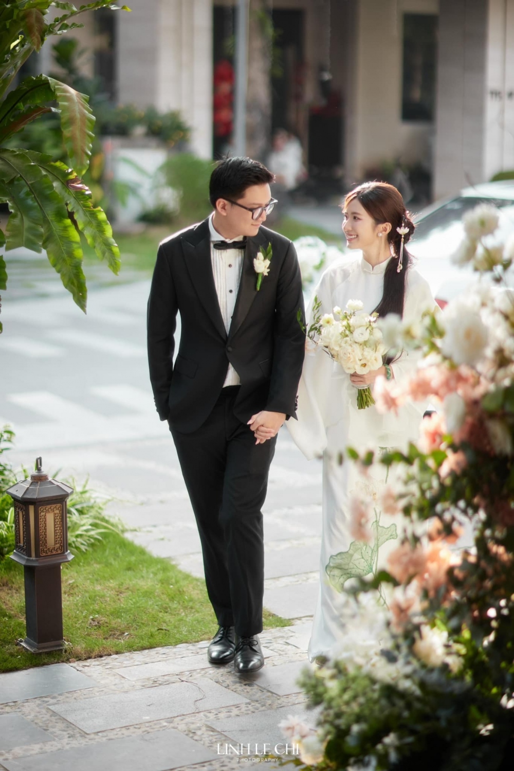 Theo nữ diễn viên, Duy Minh lớn lên trong gia đình có truyền thống nghệ thuật nên thấu hiểu và thông cảm với công việc của cô. Anh cũng không cấm đoán cô theo nghề và vẫn tiếp tục ủng hộ cô đóng phim sau khi kết hôn.
