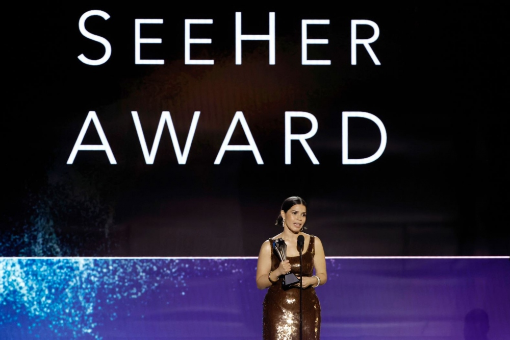 America Ferrera nhận giải SeeHer - nhằm vinh danh những nữ diễn viên ủng hộ bình đẳng giới, có màn trình diễn đột phá trên màn ảnh.