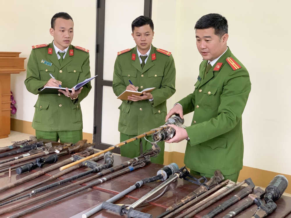 Công an Mường La (Sơn La) đã thu hồi nhiều khẩu súng kíp, khẩu súng cồn, nòng súng, đạn AK...