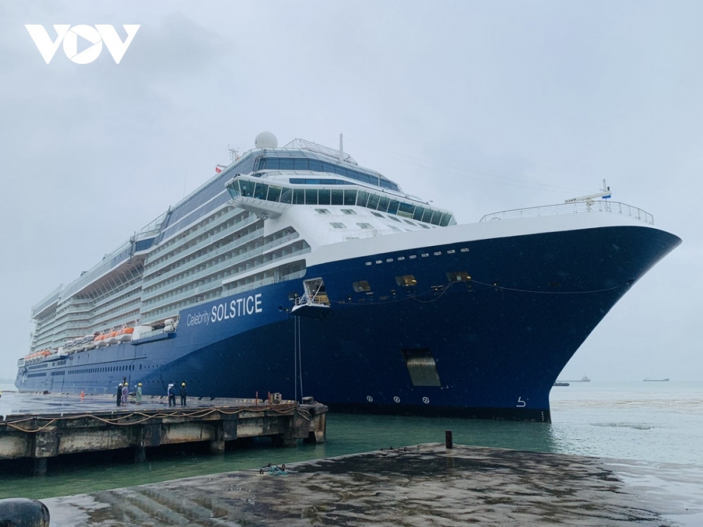 Cruise ship Celebrity Solstice brings approximately 2,700 foreign visitors to central Vietnam.